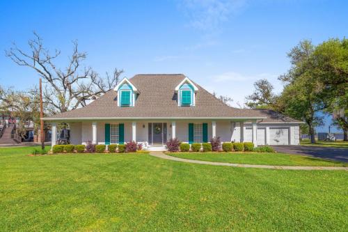 Sulphur Casa | Waterfront 3 Bedroom Home