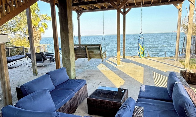 La Porte Casa | Waterfront 3bed/2bath with Hot Tub/Jacuzzi near Kemah Boardwalk NASA Galveston