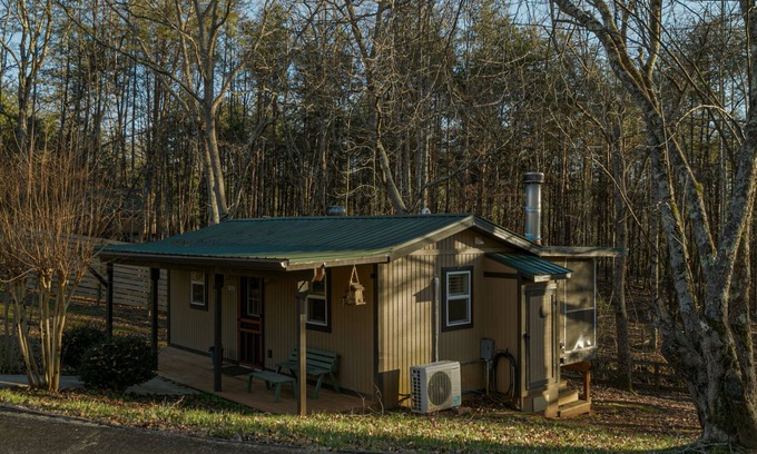 Cleveland Cabina | Waterfront 3rd night FREE with 2 night stay in August-near Wineries & Helen