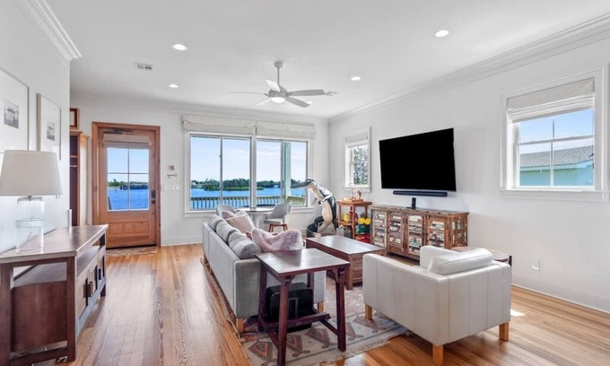 Lake Charles Casa | Waterfront 4 Bedroom Home