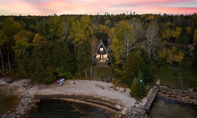 Ellison Bay Cabina | Waterfront A-frame: Vintage Charm, Modern Comfort