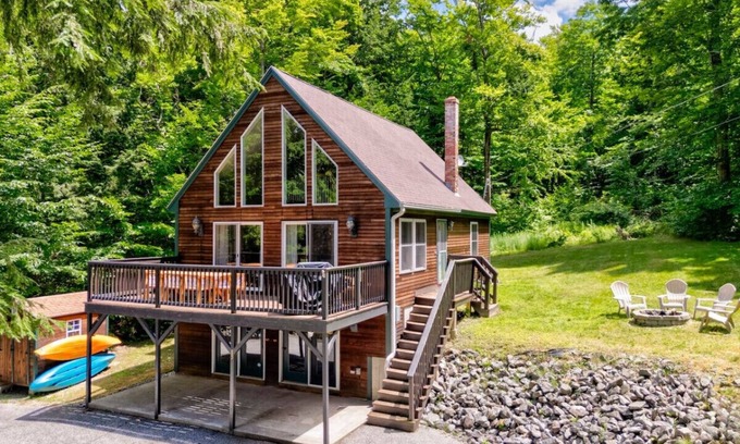 Gray Cabina | Waterfront Access with Kayaks, Private Deck and a Firepit