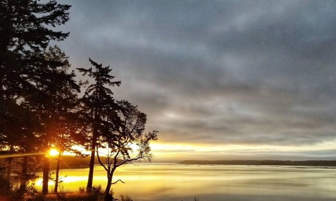 Camano Island Casa | Waterfront AND tucked in the woods! Such a great escape.