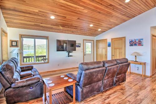 Craig Apartamento | Waterfront Apt with Mtn View, Walk Into Town!