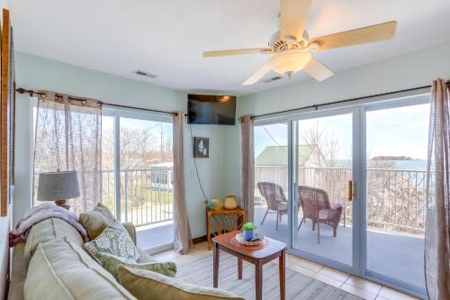 Put-in-Bay Apartamento | Waterfront Bass Island Retreat with Balcony and TV