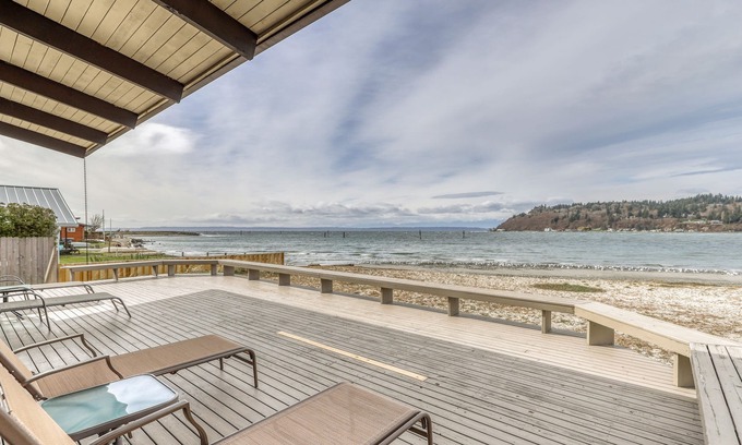 Clinton Casa | Casa frente al mar con patio amueblado y vistas impresionantes de la bahía.