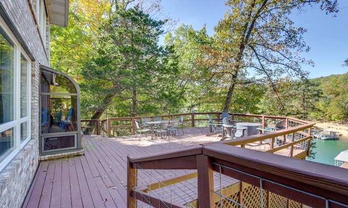 Sylvan Shores Apartamento | Waterfront Beaver Lake Apt w/ Deck
