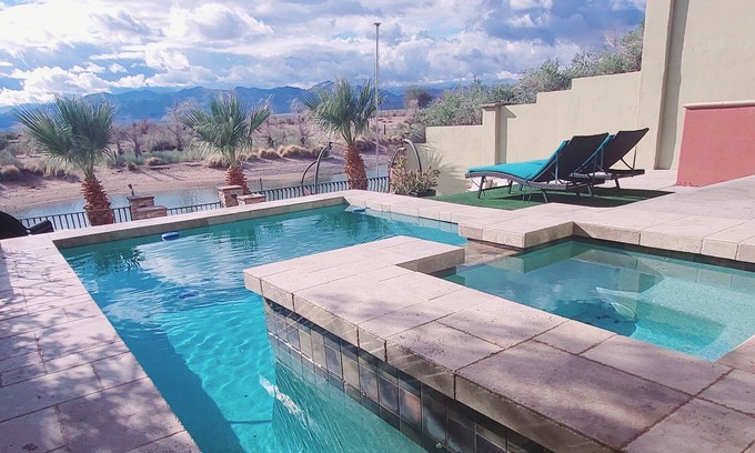 Bullhead City Casa | WATERFRONT! Bring your own boat! Fits large families, 3 living rooms 7 bedrooms