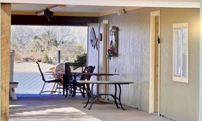 Matagorda Apartamento | Waterfront Bunkroom sits on the Colorado river.