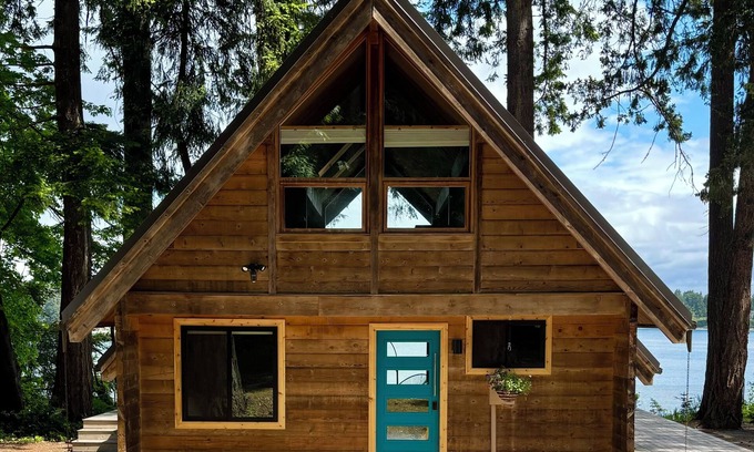 Vashon Island Cabina | Waterfront Burton Loop - The Very Best Of Vashon, cozy cabin with a harbor view.