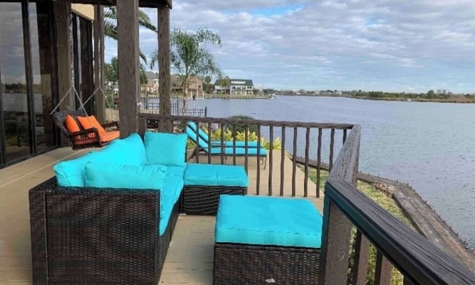 Nassau Bay Casa | Waterfront by Nassau Bay’s popular party cove