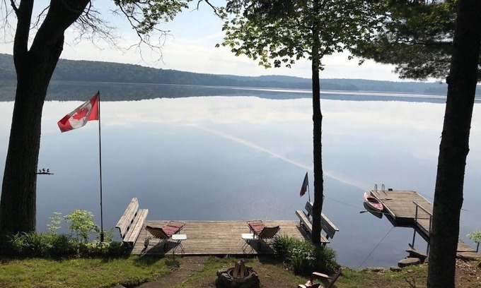 Algonquin Highlands Cabaña | Waterfront Cottage on Halls Lake