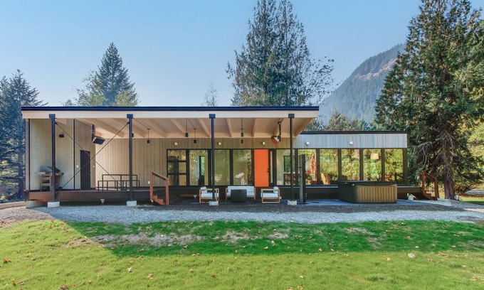 Randle Cabina | Waterfront Cabin at White Pass, Mt. Rainier