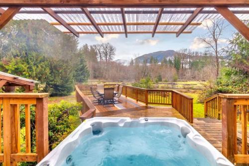 Packwood Casa | Waterfront Cabin at White Pass, Mt. Rainier