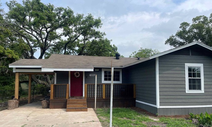 Liverpool Casa | Waterfront cabin on Chocolate Bayou. Bring your boat. Fishing friendly.