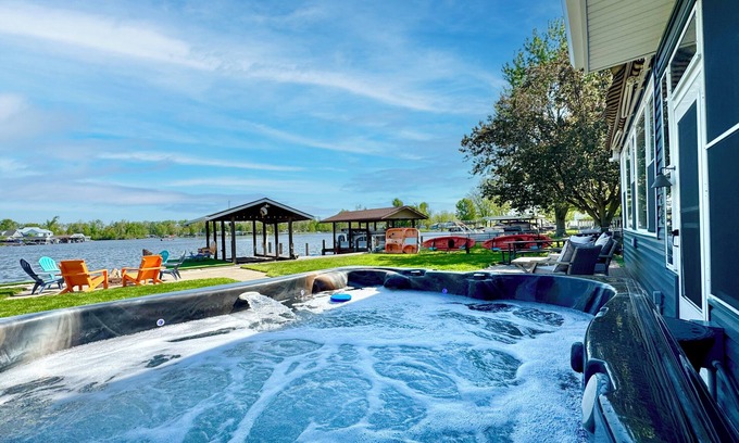 Russells Point Cabina | Waterfront Cabin with Hot Tub, Outside Bar & Private Dock!
