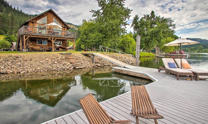 St. Maries Cabina | Waterfront Cabin w/ 2 Boat Docks & Mtn Views!