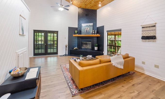 Karnack Cabina | Waterfront cabin w/ private dock & 2 kayaks | Kid friendly w/ many amenities