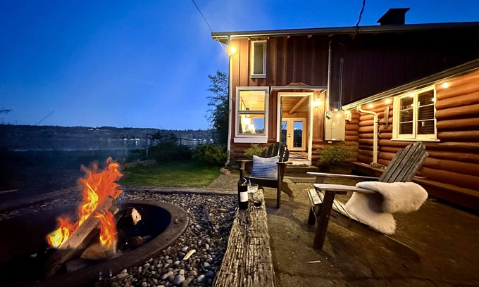 Belfair Casa | Waterfront cabin with hot tub, fire place