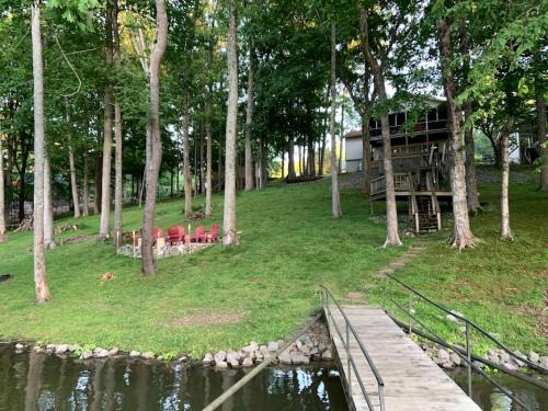 Cadiz Casa | Waterfront Cabin with Private Dock, Jacuzzi and Deck in Kentucky