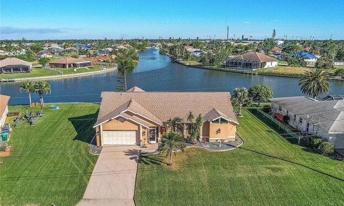 Fort Myers Casa | Waterfront Canal with Paddle boarding, kayaking, and fishing