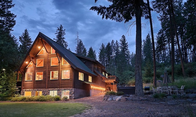 Nine Mile Falls Chalet De Esquí | Waterfront Chalet sleeps 8, Hot Tub, fire pit, Rope Swing, private dock & more!