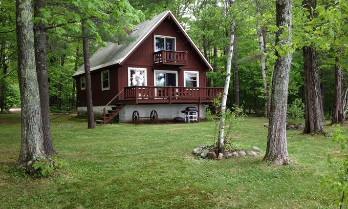 Conway Chalet De Esquí | Waterfront Chalet con playa privada en las Montañas Blancas de New Hampshire.