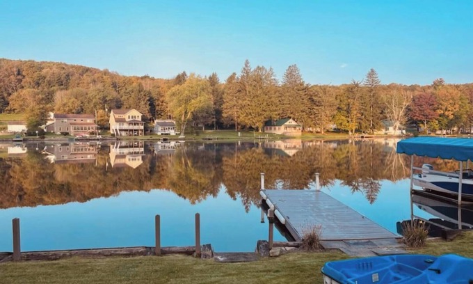 Montrose Cabaña | Waterfront Charming 4-bedroom cottage with WiFi, AC in Montrose