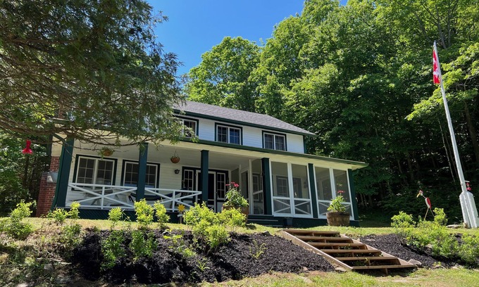 Huntsville Cabaña | Waterfront Classic Family Cottage in Huntsville, Muskoka