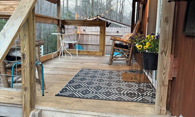 Spruce Pine Casa | Waterfront Collin’s cabin
