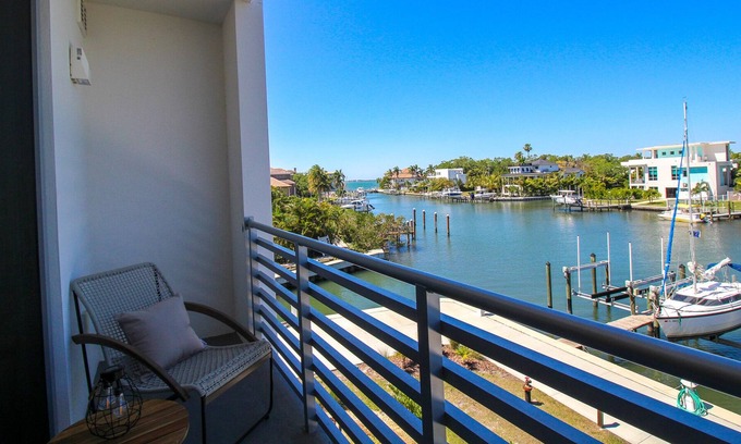 North Trail Condominio | Waterfront, Community Pool, Sea La Vie