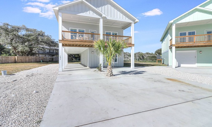 Fulton Casa | Waterfront,Community Pool, Walk to Bars, Restaurants and Pier