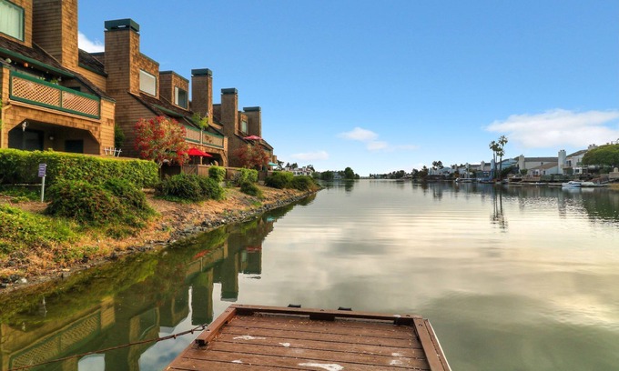 Redwood Shores Condominio | Waterfront Condo, Expansive Views from Most Rooms, Central Bay Area Location