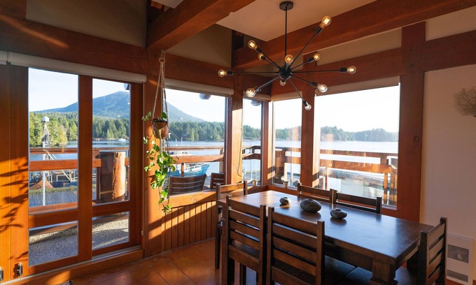 Ucluelet Condominio | Waterfront Condo in Ucluelet with ocean and mountain views