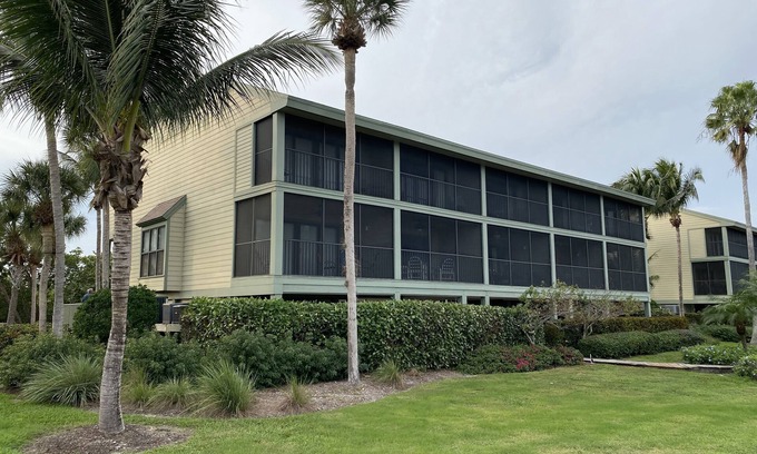 Bokeelia Condominio | Waterfront condo located in the waterfront paradise of Bokeelia