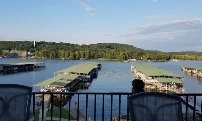 Camdenton Condominio | Waterfront Condo, Over-sized Loft, Sleeps 10, 2 Pools, Great Fishing and Golfing