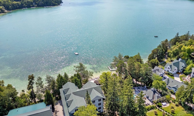 Elkhart Lake Condominio | Waterfront Condo, Private Beach, Outdoor/Indoor Pools, & Walkable to Downtown