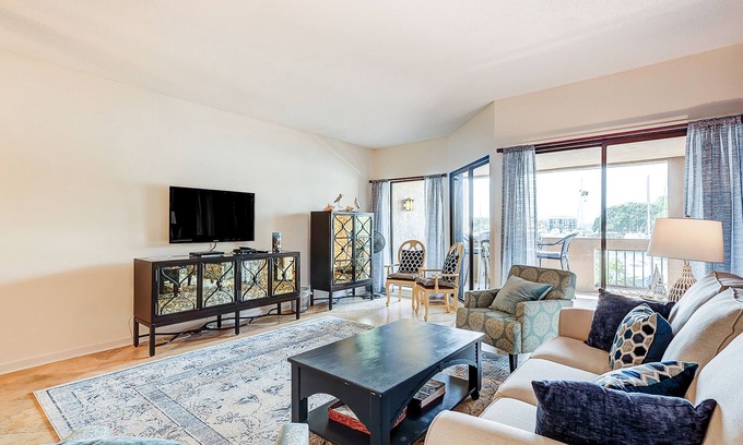 Shelter Cove Condominio | Waterfront condo with walkable locale, central AC, washer/dryer, & shared pool