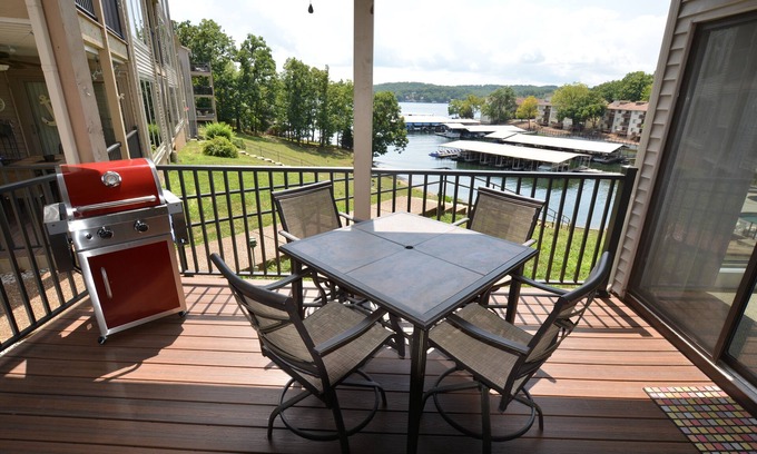 Lake Ozark Condominio | ¡ESTE CONDOMINIO LO TIENE TODO! Hermoso interior, excelente vista, cerca de la piscina, NOCHE GRATIS !!