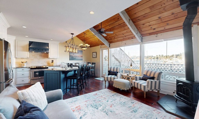 Historic Bayfront Condominio | Waterfront condo with bay views & shared gym - dog-friendly