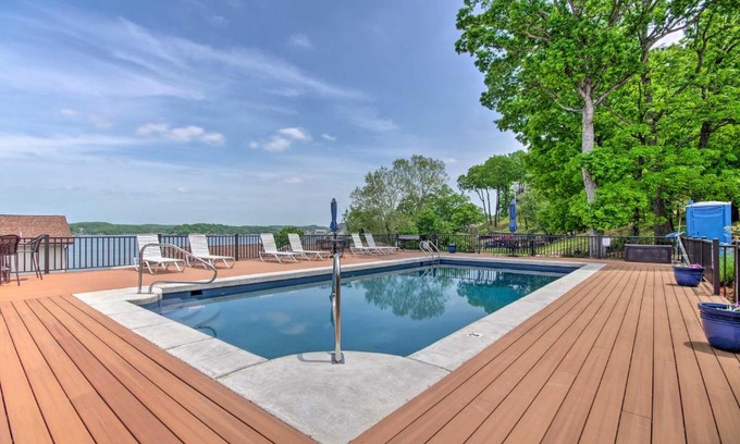 Lake Ozark Apartamento | Waterfront Condo with Deck - Bring Your Boat!