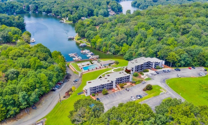 North Shore Condominio | Waterfront condo with lake-view deck, tennis court & pool - dog-friendly