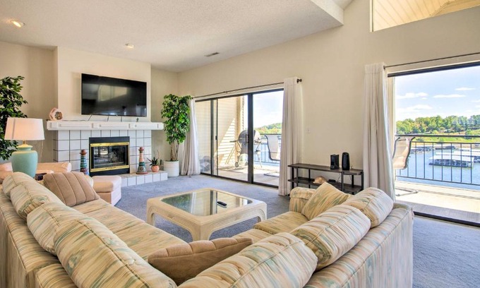 Lake Ozark Apartamento | Waterfront Condo with Resort Perks in Lake Ozark!