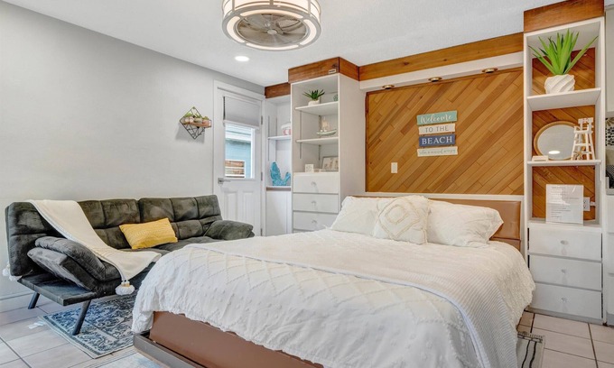 Clearwater Beach Apartamento | Waterfront Corner Suite, Heated Pool, Near Beach!