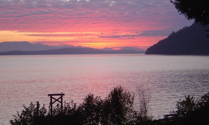 Mayne Island Cabaña | Waterfront cottage close to ferry