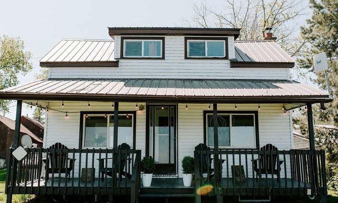Wolfe Island Cabaña | Waterfront Cottage in Marysville Wolfe Island - Fisherman's Cottage