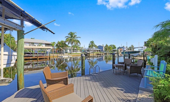 Matlacha Cabaña | Waterfront cottage in Matlacha, FL - Unavailable at this time due to Hurr Ian.🌴