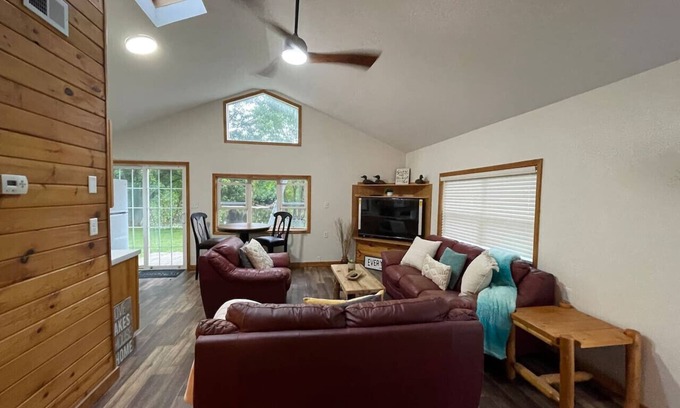 Eau Claire Casa | Waterfront cottage. Legacy farm Retreat.
