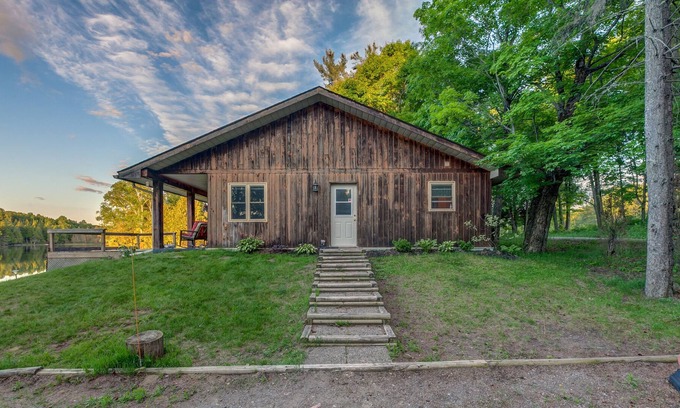 Bancroft Cabaña | Waterfront cottage near Gaffney lake