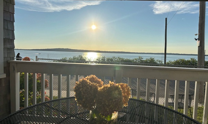 Fall River Cabaña | Waterfront Cottage On Mount Hope Bay